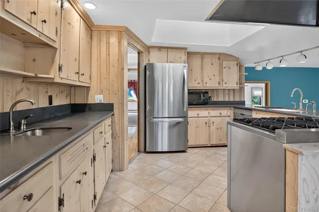 $599,000 | 8 Lovers Lane, Huntington, NY 11743