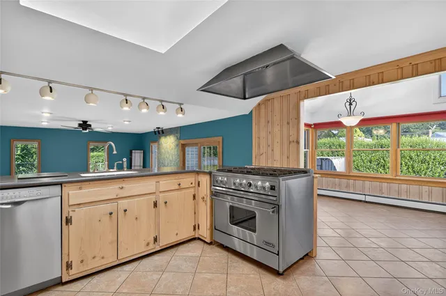 $599,000 | 8 Lovers Lane, Huntington, NY 11743