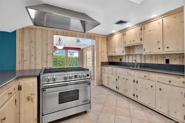 $599,000 | 8 Lovers Lane, Huntington, NY 11743