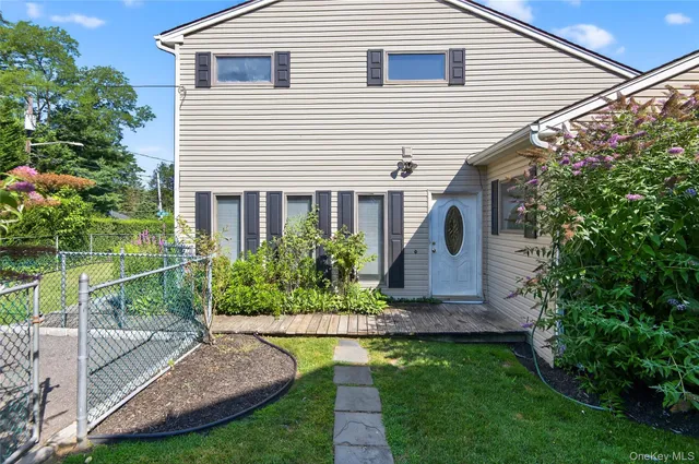 $599,000 | 8 Lovers Lane, Huntington, NY 11743