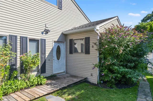 $599,000 | 8 Lovers Lane, Huntington, NY 11743