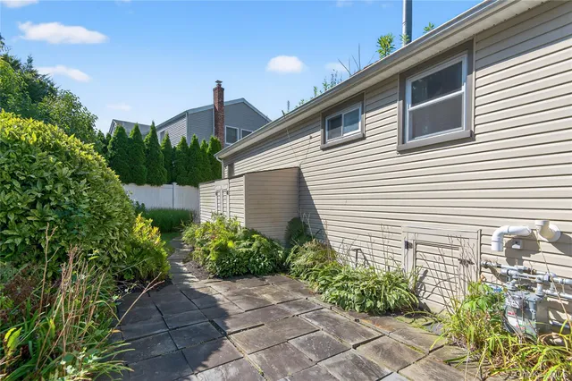 $599,000 | 8 Lovers Lane, Huntington, NY 11743