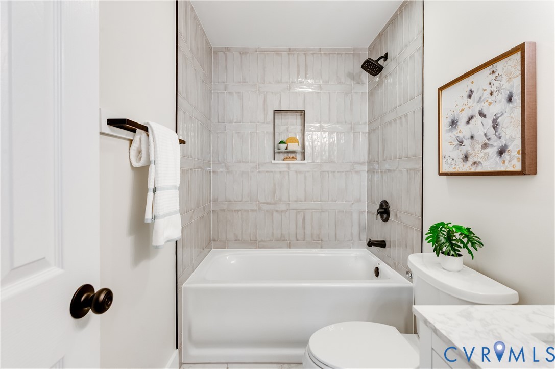 10298 Jamestown Road Ashland, VA 23005 - Photo 27 of 46 a bathroom with a toilet bathtub and shower