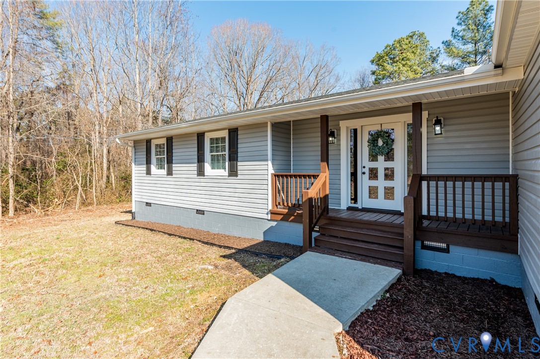 10298 Jamestown Road Ashland, VA 23005 - Photo 4 of 46 a front view of a house with a yard