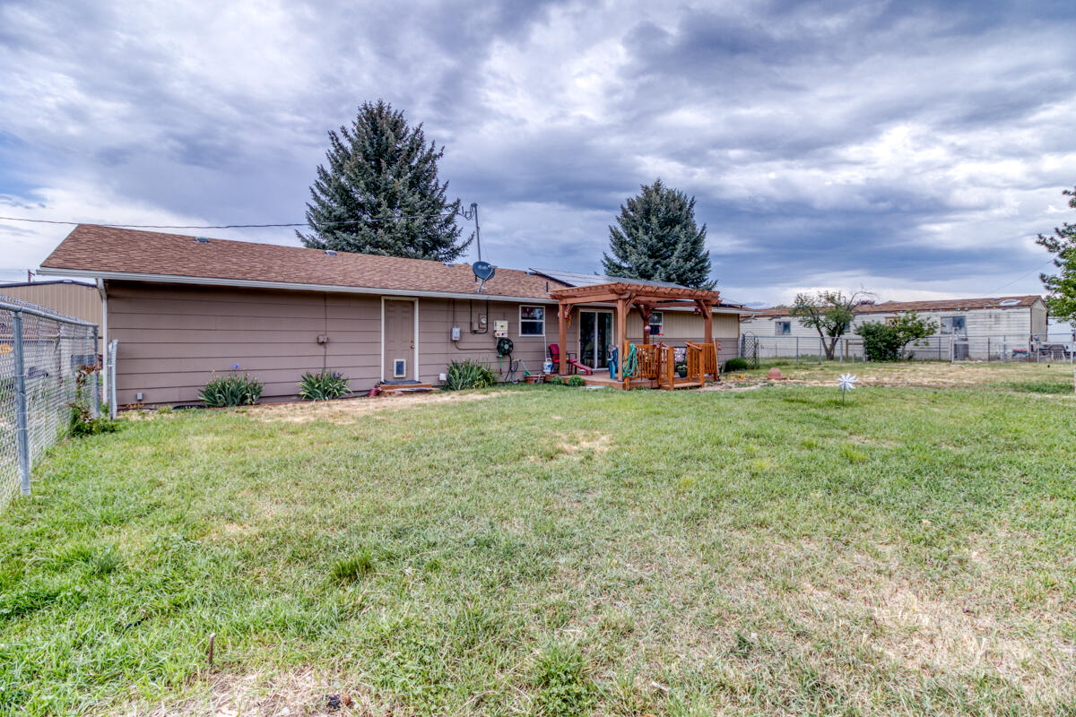 566 Northwest Mc Donald Road Prineville, OR 97754 - Photo 26 of 41 a front view of house with yard and green space