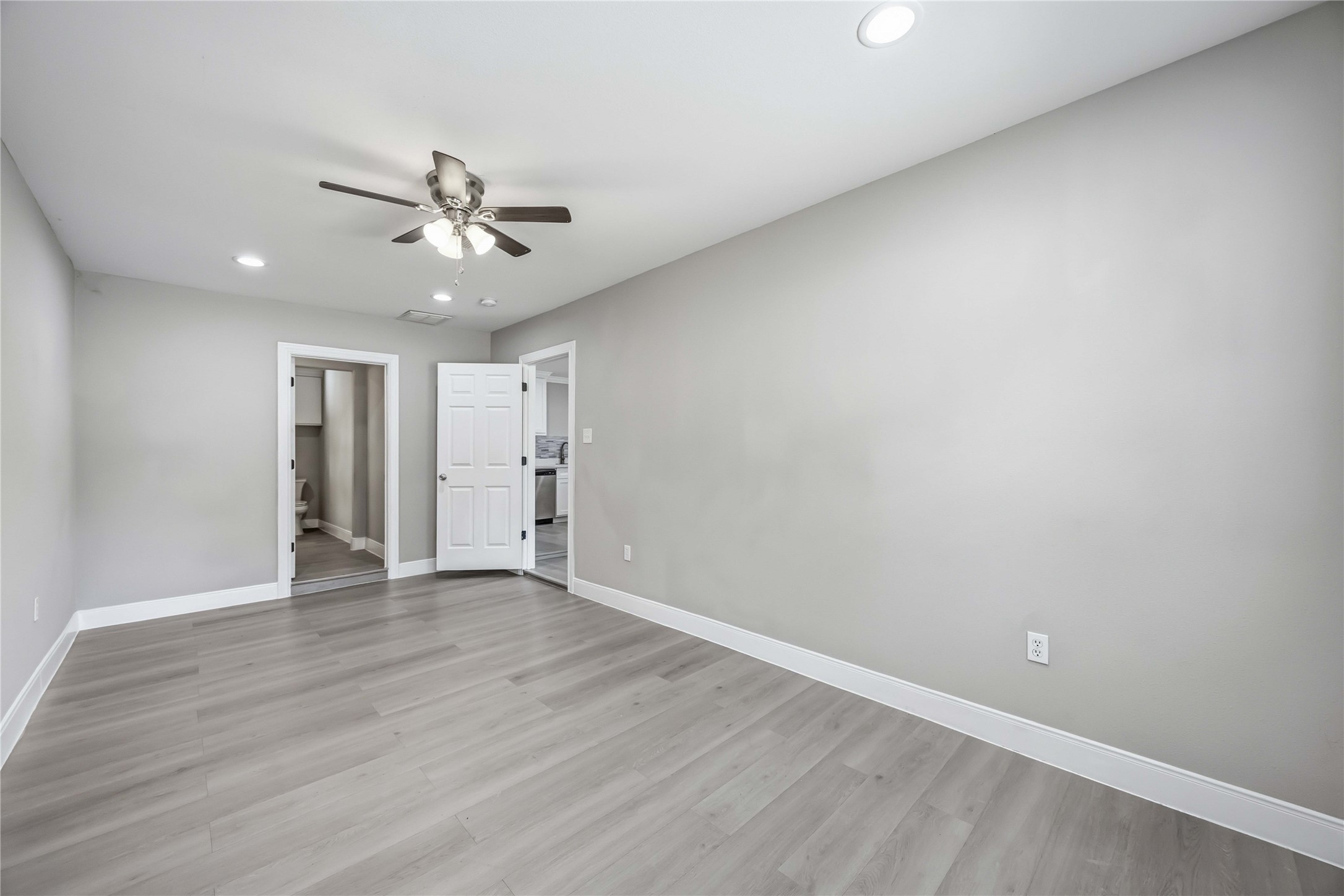 8129 Linda Vista Road Houston, TX 77028 - Photo 13 of 27