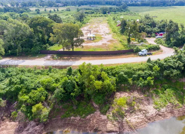 a view of yard with green space