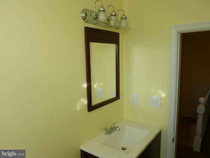 3923 Falls Road Baltimore, MD 21211 - Photo 13 of 15 Bath