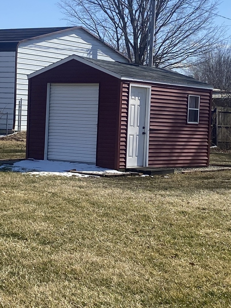 206 Maple Street Cedar Point, IL 61316 - Photo 4 of 15 a view of wooden house