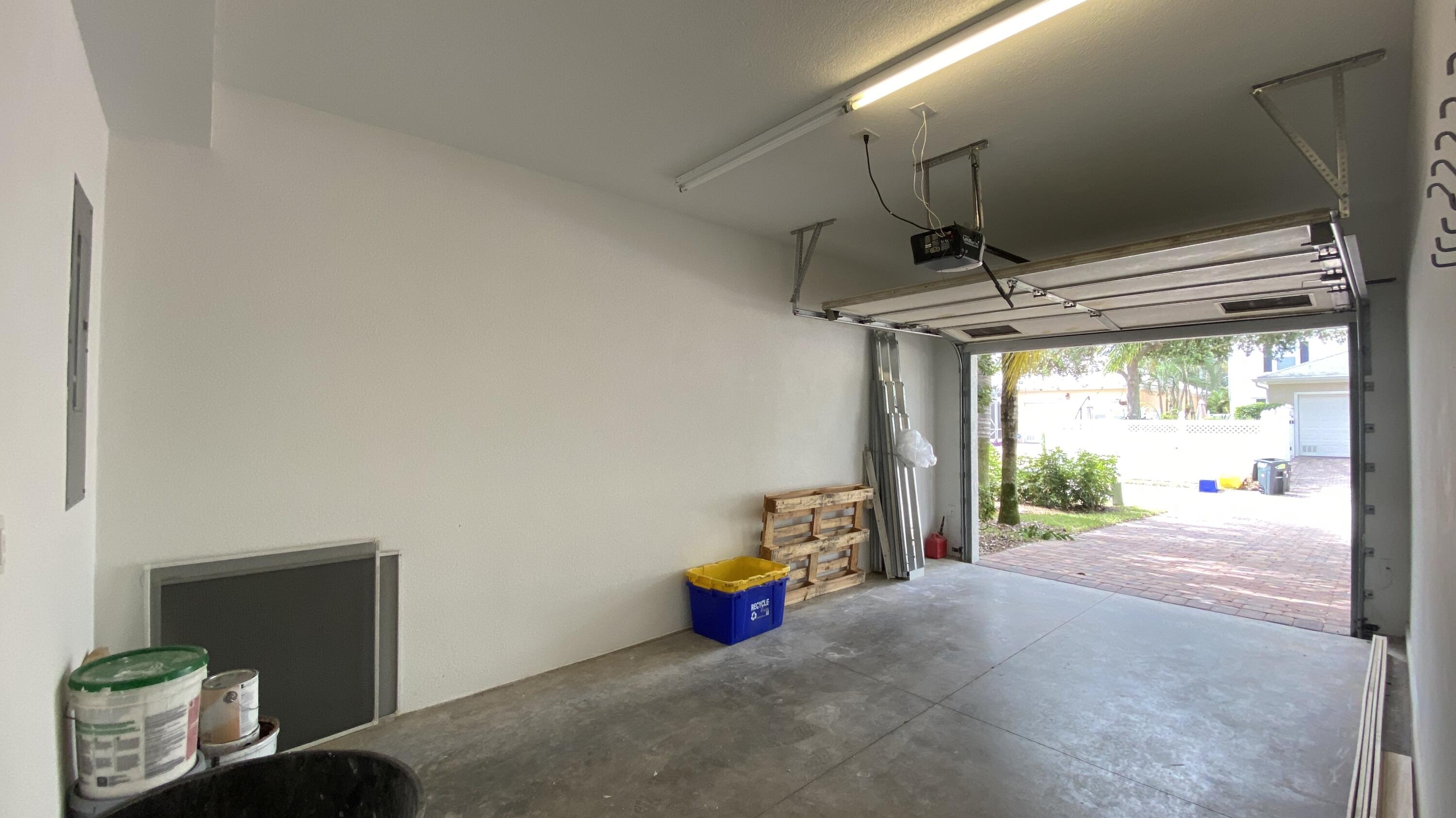 3200 West Community Drive Jupiter, FL 33458 - Photo 31 of 31 a view of an empty room and a window