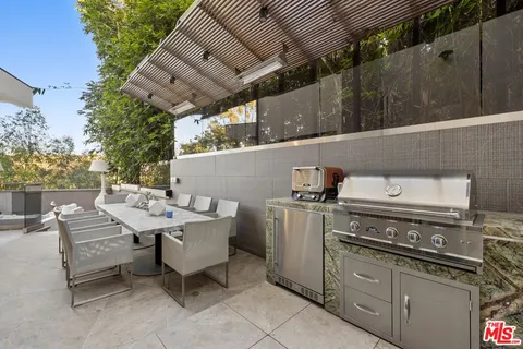 $8,750,000 | 976 Bel Air Road, Los Angeles, CA 90077