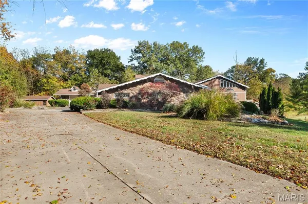 $649,333 | 12746 Rolling Hills Drive, Trenton, IL 62293