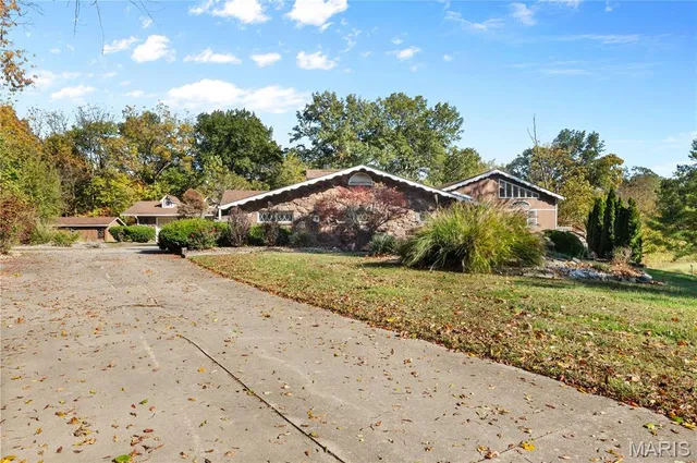 $649,333 | 12746 Rolling Hills Drive, Trenton, IL 62293