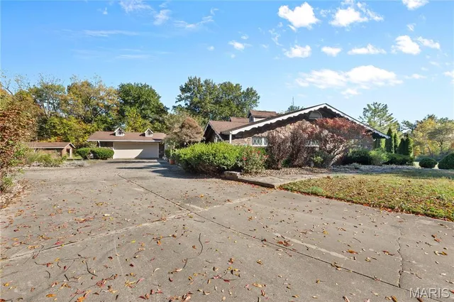 $649,333 | 12746 Rolling Hills Drive, Trenton, IL 62293