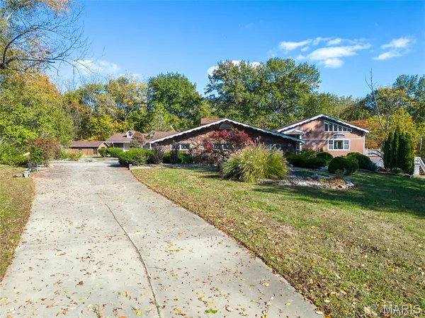 $649,333 | 12746 Rolling Hills Drive, Trenton, IL 62293