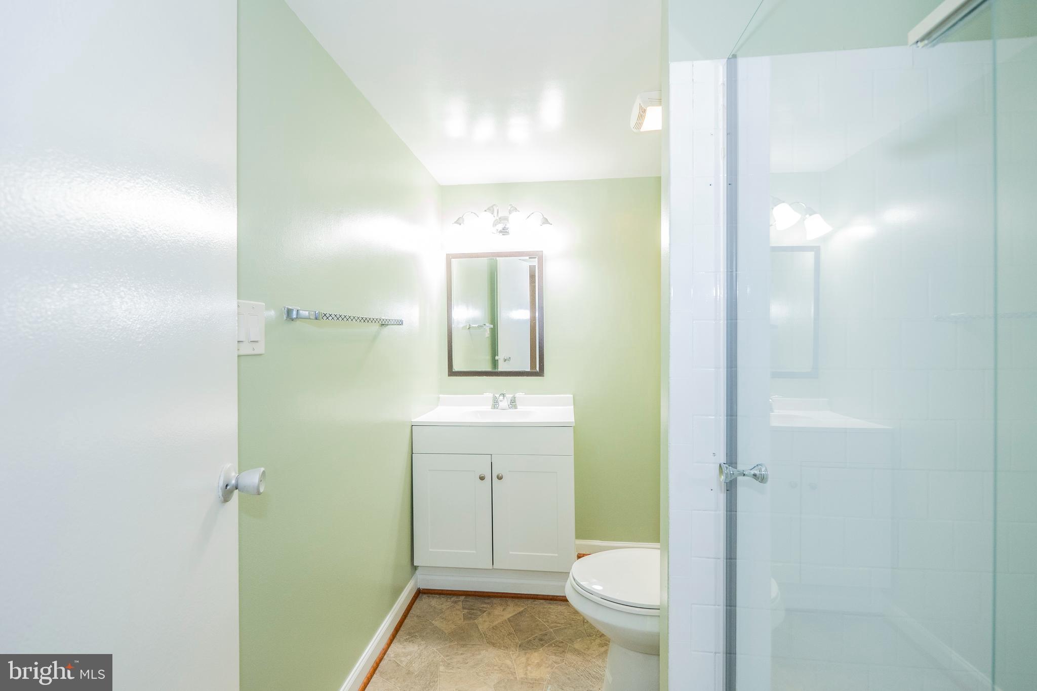 18602 Walkers Choice Road, Unit 4 Gaithersburg, MD 20886 - Photo 27 of 34 Main Level - Master Bathroom