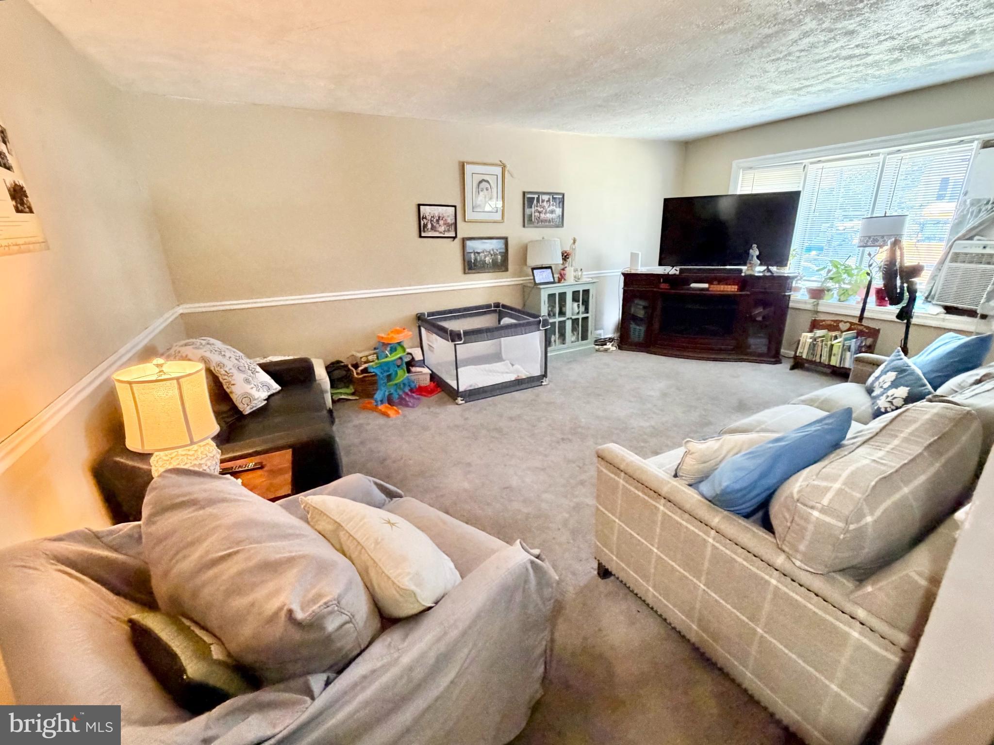 130 Kinsman Road Florence, NJ 08518 - Photo 4 of 36 Living Room
