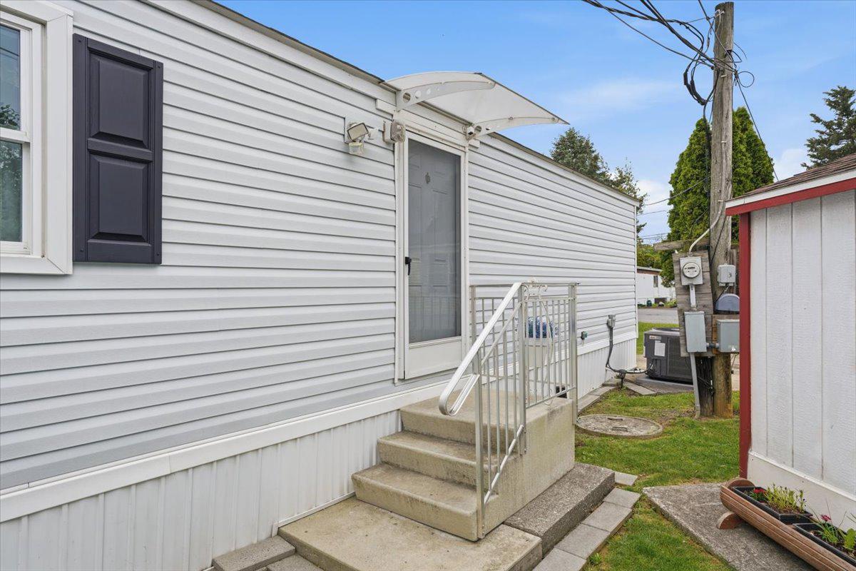 3350 Airport Road, Unit 5 Allentown, PA 18109 - Photo 35 of 53 Charming entry to a cozy home.
