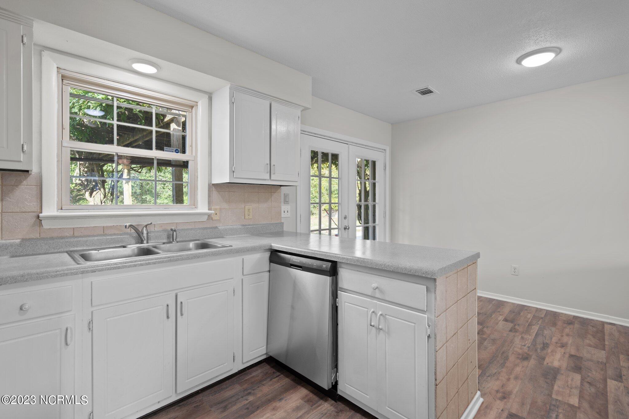 534 Cathay Road Wilmington, NC 28412 - Photo 8 of 28 42-web-or-mls-DSC08789