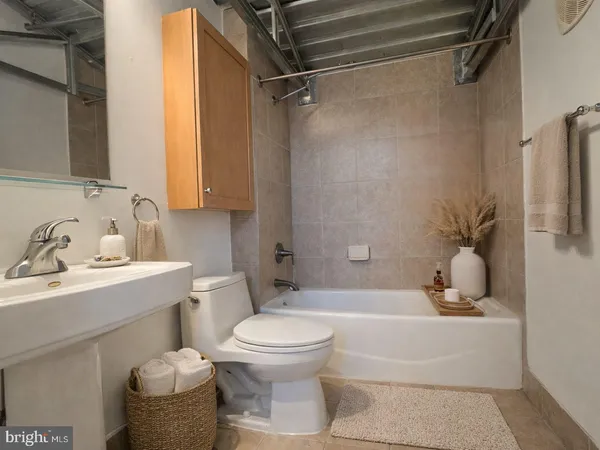 $5,250 | 2328 Champlain Street Northwest, Unit 409, Washington, DC 20009