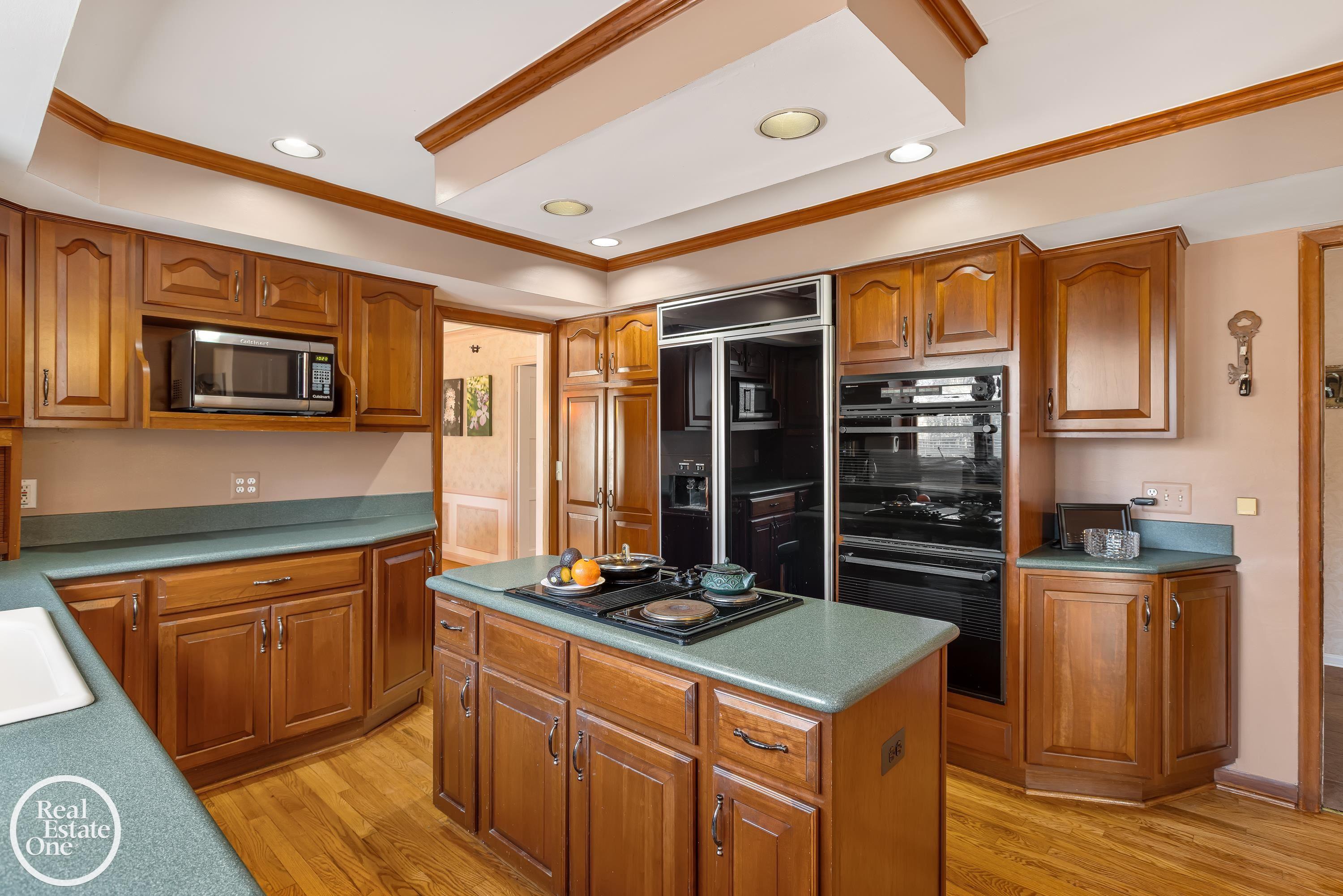 161 Stephens Road Grosse Pointe, MI 48236 - Photo 14 of 65 50169099-CF895A2D-25F3-4D2F-BFE5-69E93A266387.JPG