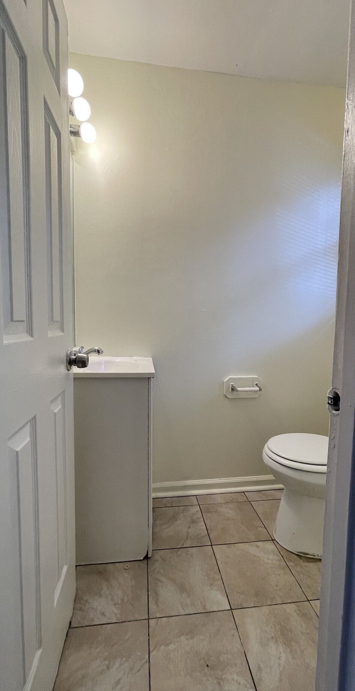 649 Newhall Street, Unit 3 Hamden, CT 06517 - Photo 5 of 9 a bathroom with a toilet