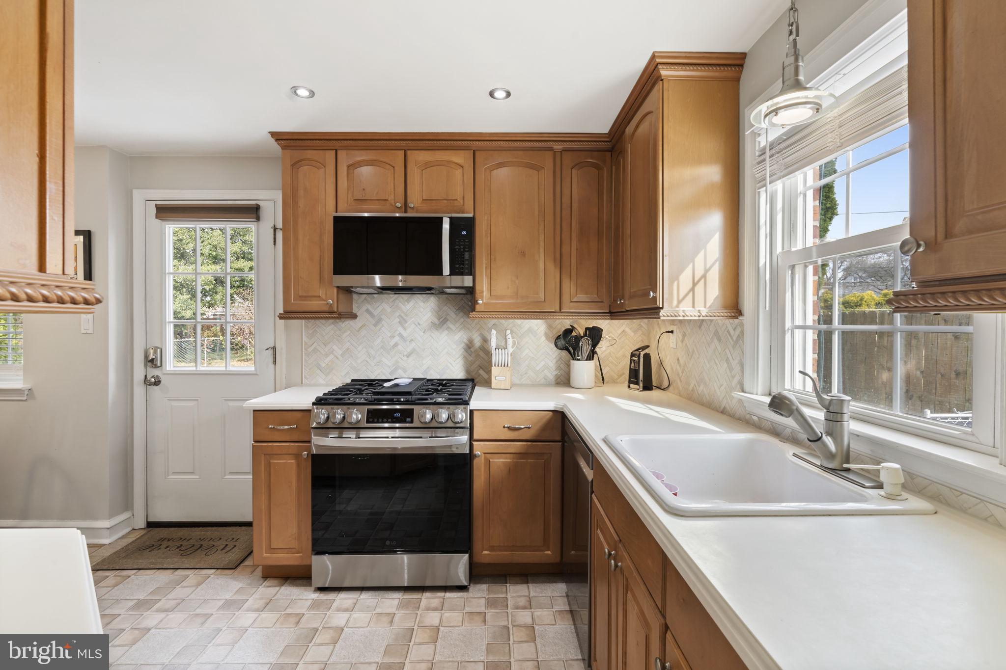 937 Greenbriar Lane Springfield, PA 19064 - Photo 11 of 42