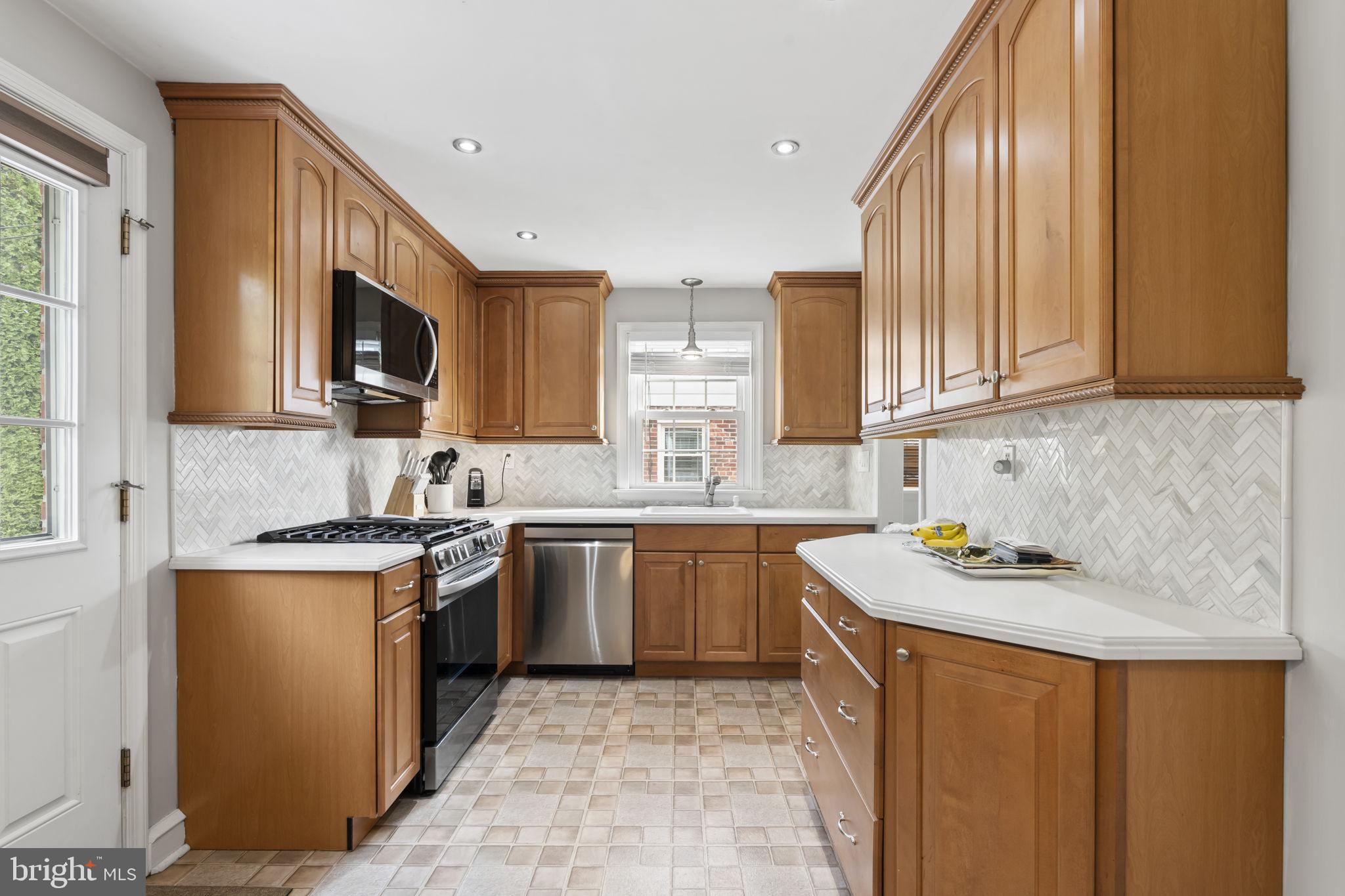 937 Greenbriar Lane Springfield, PA 19064 - Photo 13 of 42