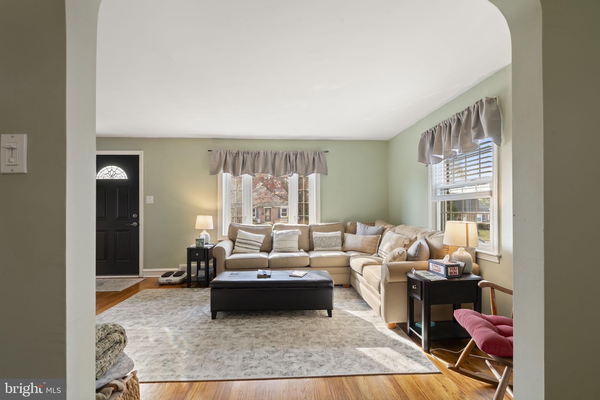 937 Greenbriar Lane Springfield, PA 19064 - Photo 3 of 42