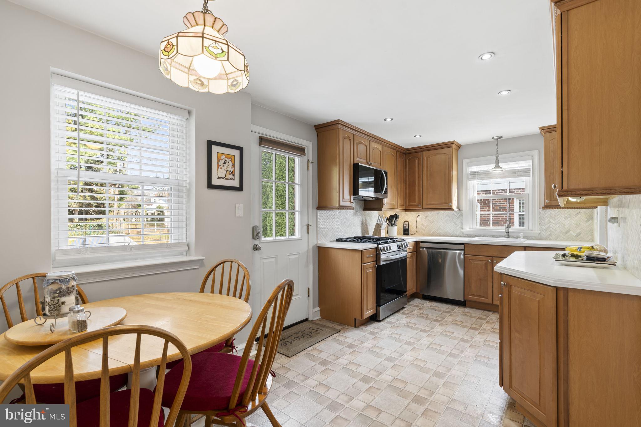 937 Greenbriar Lane Springfield, PA 19064 - Photo 10 of 42