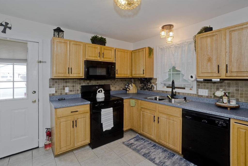 679 Parker Street Springfield, MA 01129 - Photo 13 of 41