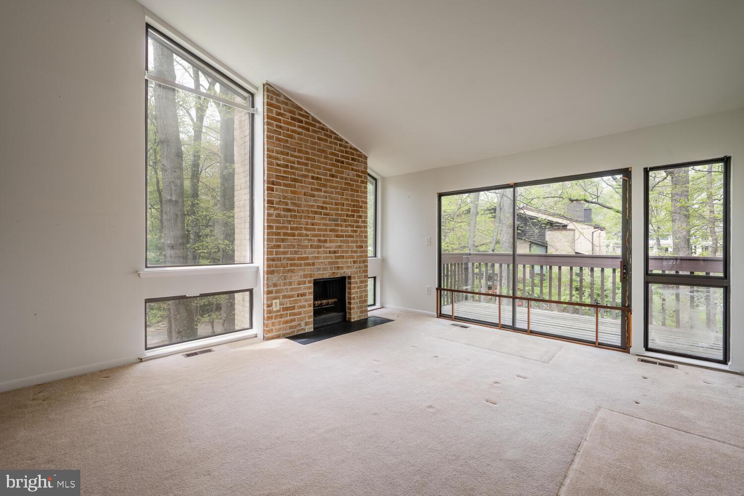 2029 Lakebreeze Way Reston, VA 20191 - Photo 4 of 32 Dramatic living room