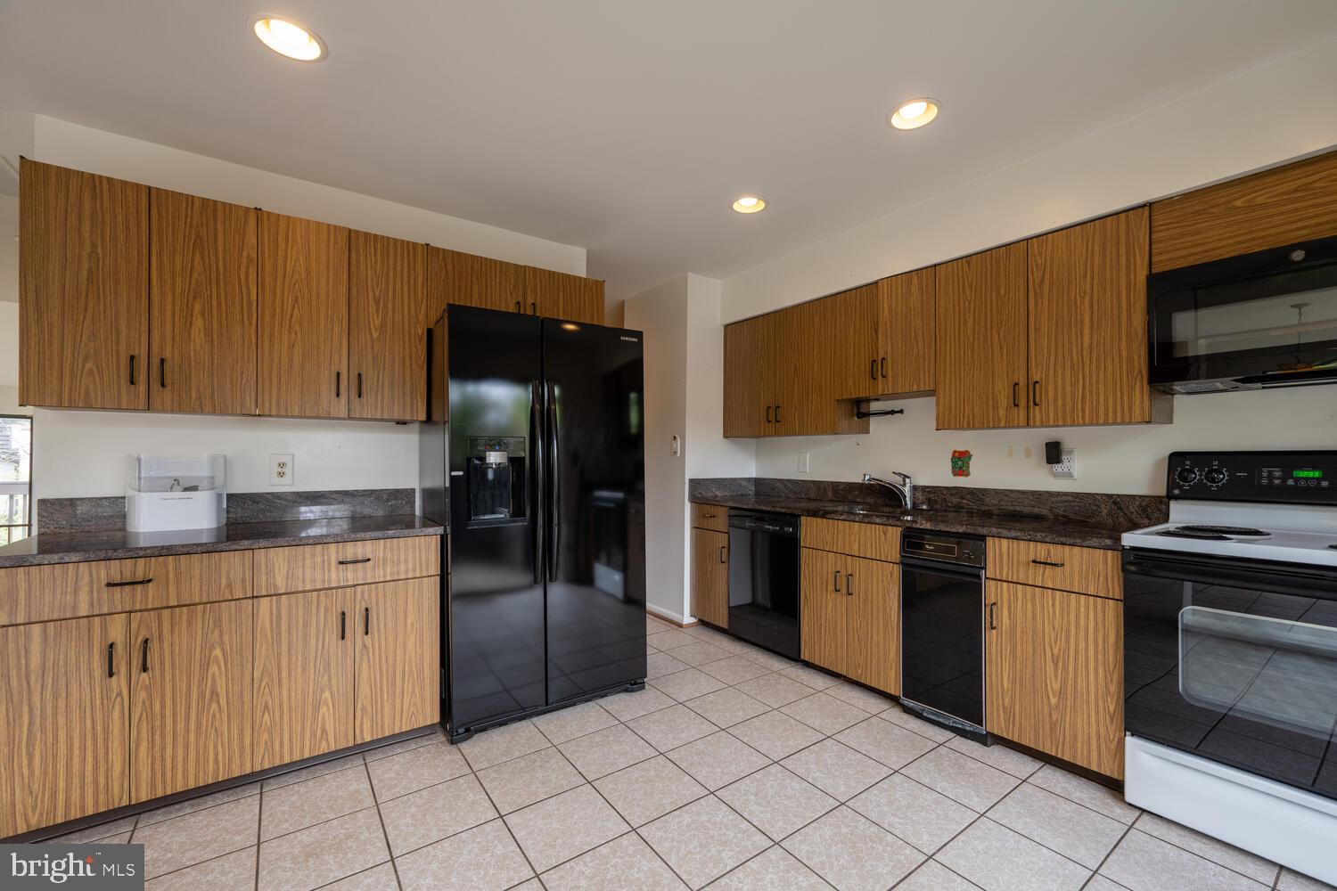 2029 Lakebreeze Way Reston, VA 20191 - Photo 8 of 32 Spacious kitchen