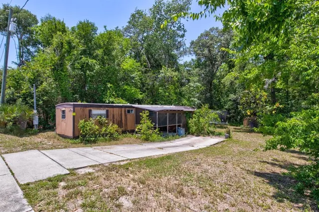 a view of a back yard