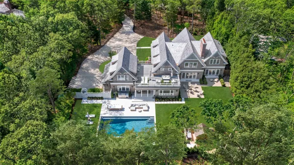 $140,000 | 8 Barclay Court, East Hampton, NY 11937