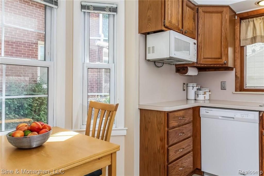 1605 Prestwick Road Grosse Pointe Woods, MI 48236 - Photo 14 of 46