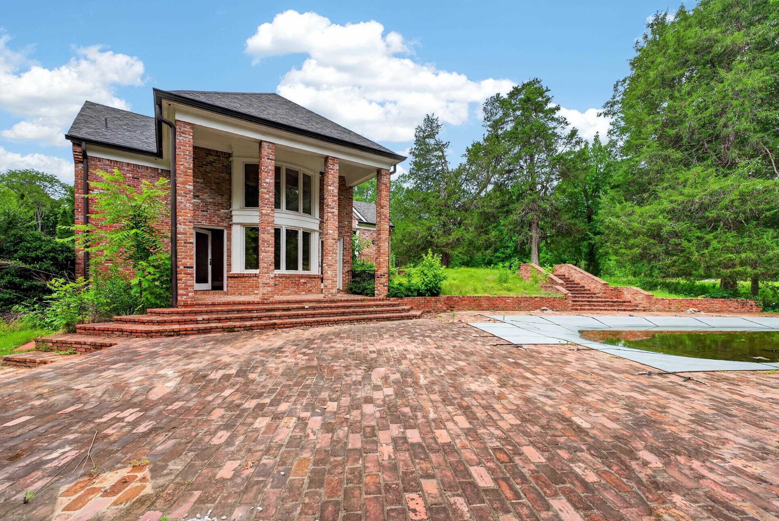 530 West Raines Road Memphis, TN 38109 - Photo 2 of 38 Brick exterior with a prominent two-story portico, supported by large columns