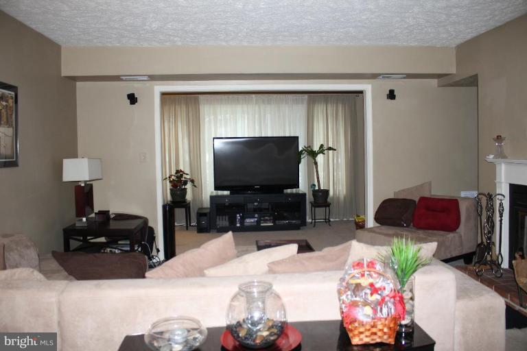 2222 Hunter's Run Drive, Unit 2222 Reston, VA 20191 - Photo 18 of 30 Living Room