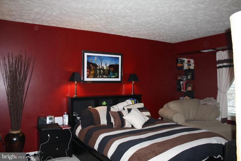 2222 Hunter's Run Drive, Unit 2222 Reston, VA 20191 - Photo 24 of 30 Master Bedroom
