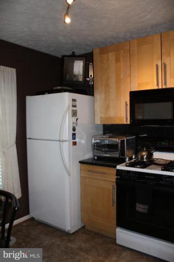 2222 Hunter's Run Drive, Unit 2222 Reston, VA 20191 - Photo 5 of 30 Kitchen #3