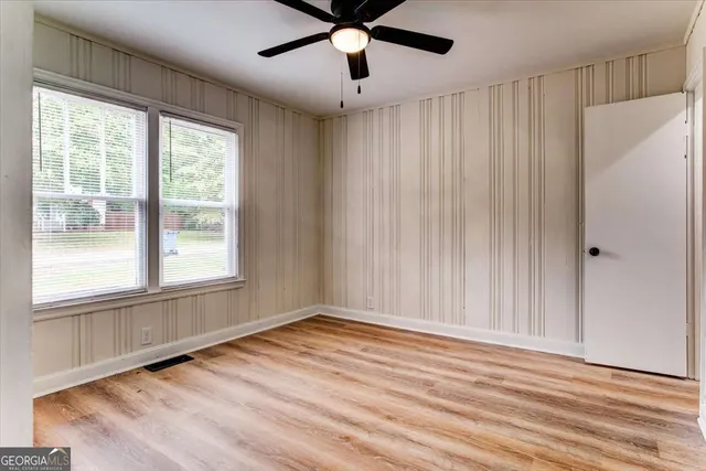 a view of a house with backyard