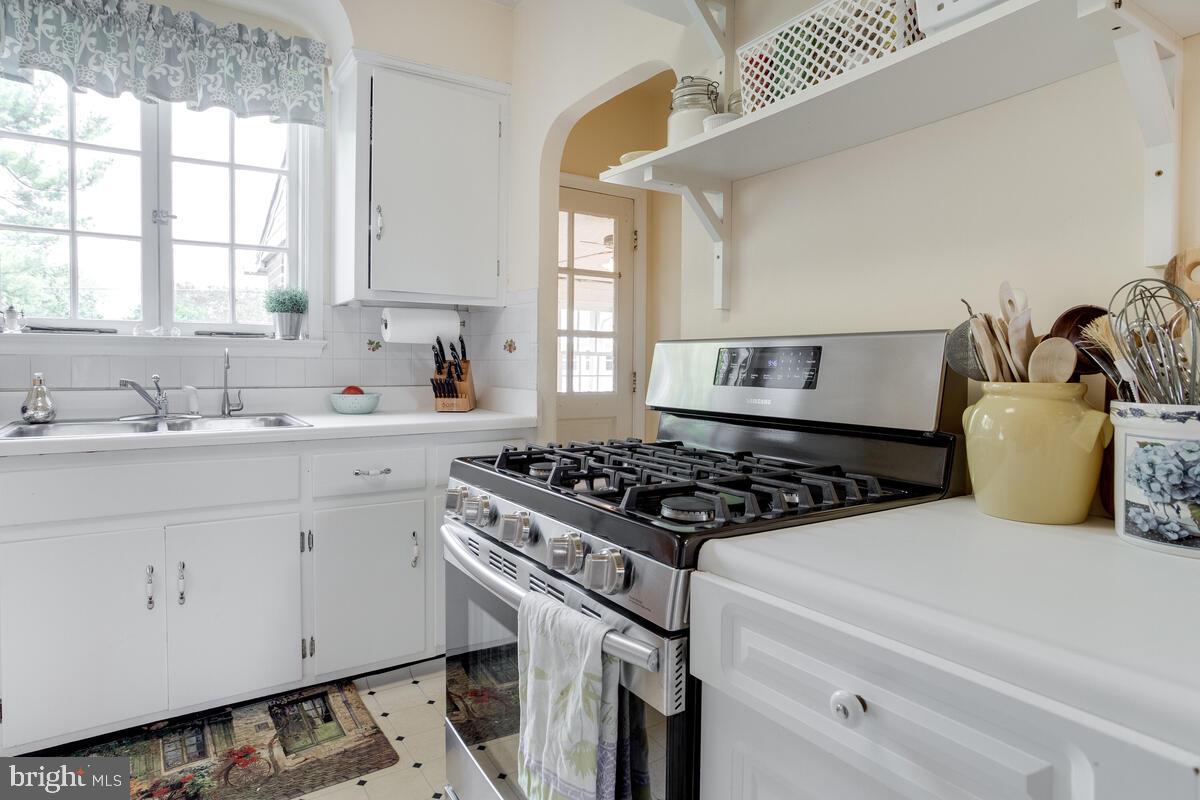 16 Cinder Road Lutherville-Timonium, MD 21093 - Photo 17 of 53 Stainless steel 5 burner gas range
