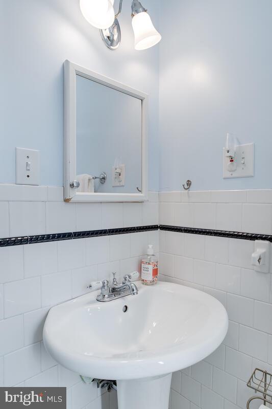 16 Cinder Road Lutherville-Timonium, MD 21093 - Photo 22 of 53 Pedestal sink in bathroom