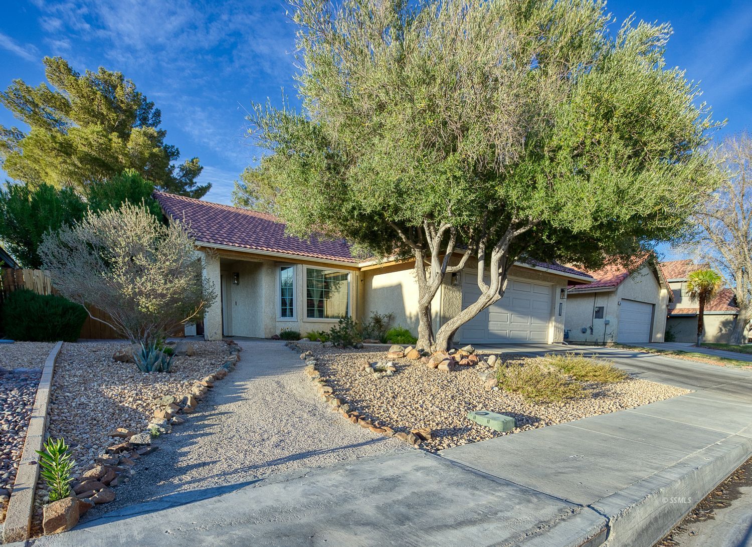218 Washington Way Ridgecrest, CA 93555 - Photo 23 of 34 front view of a house with a yard