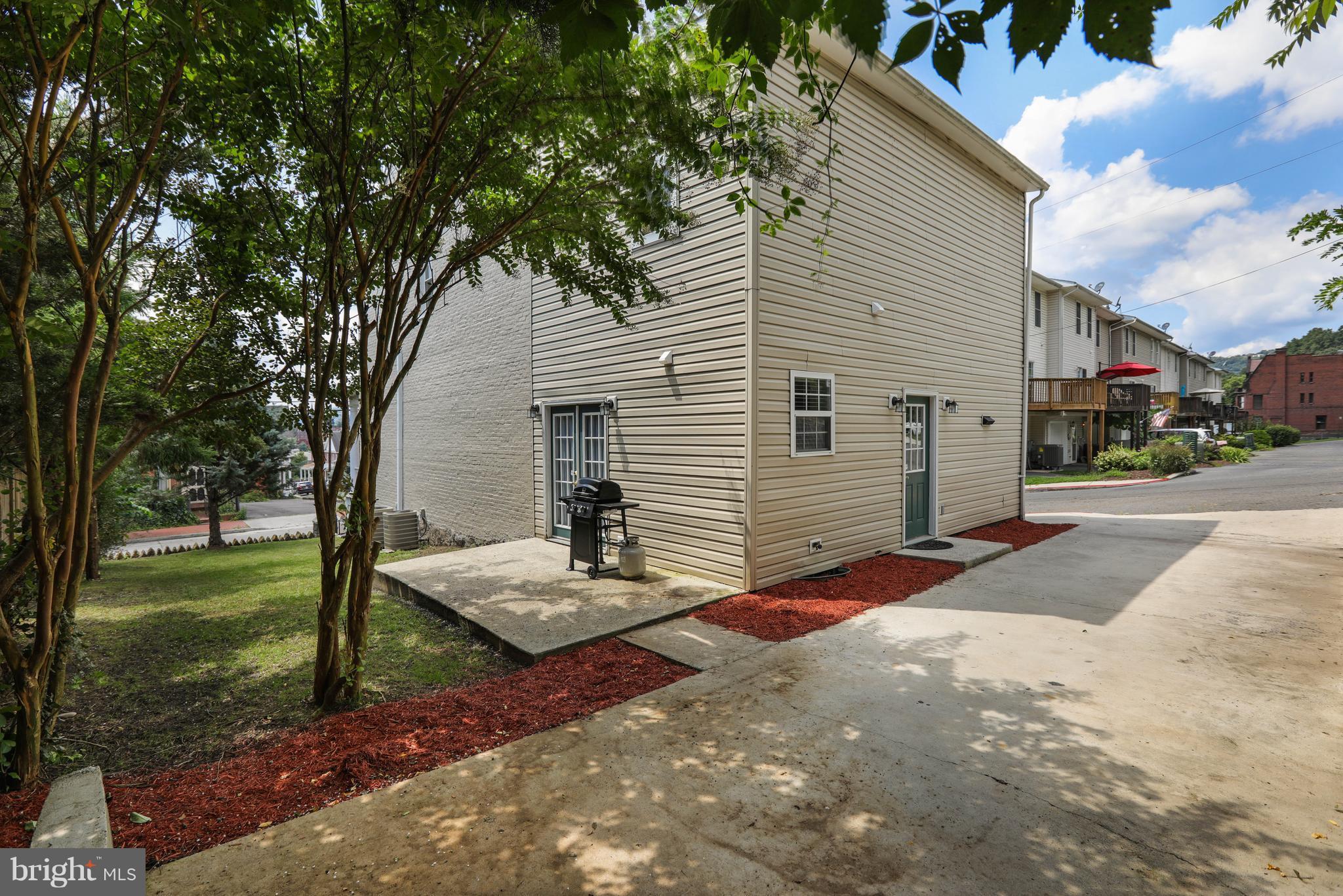 119 Decatur Street Cumberland, MD 21502 - Photo 4 of 30 Yard AND driveway!