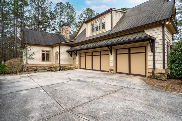 a view of entryway with a front door