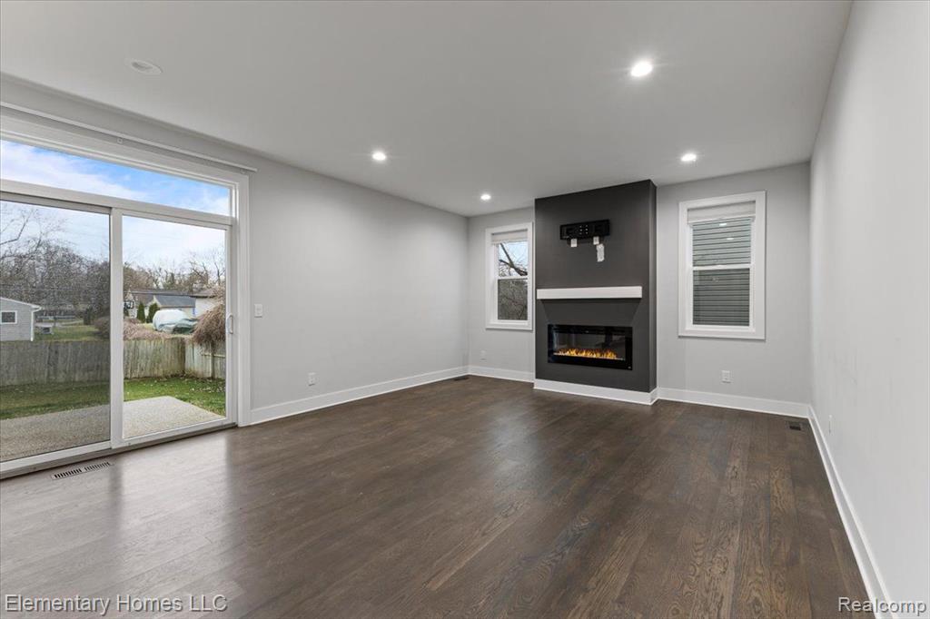 4003 Elmhurst Road Waterford, MI 48328 - Photo 4 of 28