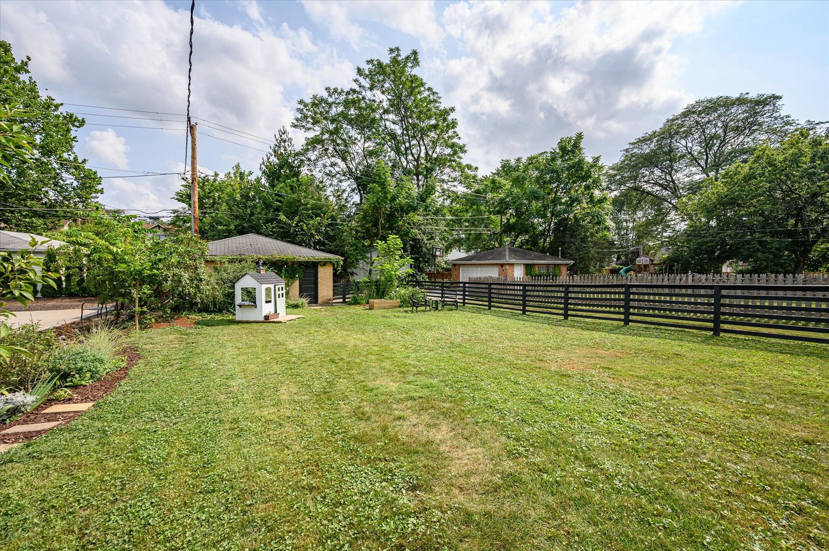 277 Olmsted Road Riverside, IL 60546 - Photo 33 of 34 a view of a house with backyard and a garden