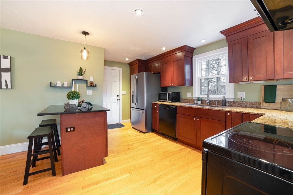 4 Winston Road Worcester, MA 01606 - Photo 4 of 32