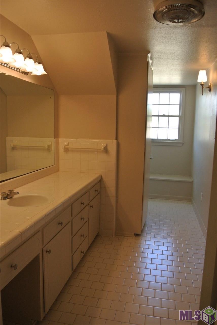 8864 Trinity Avenue Baton Rouge, LA 70806 - Photo 20 of 28 upstairs 3rd Bath